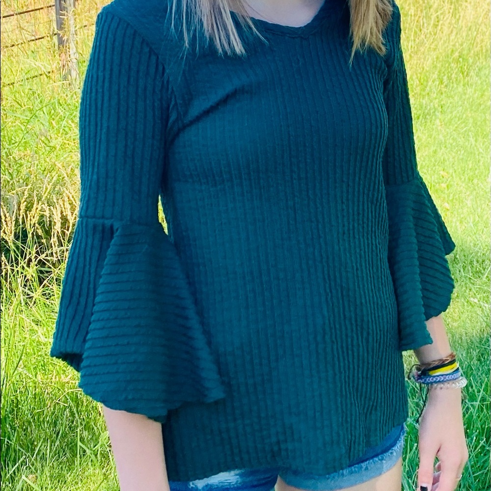 Emerald green top 3/4 flowing sleeves